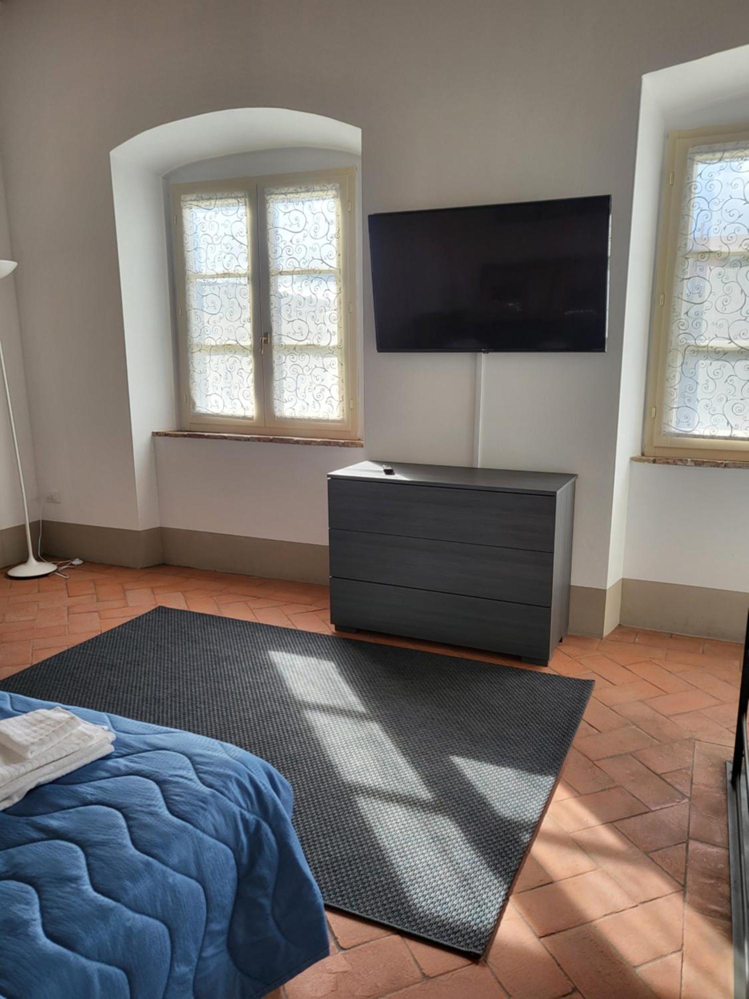 La Apartments: Sardinia-corsica Gateway With Secure Parking Livorno